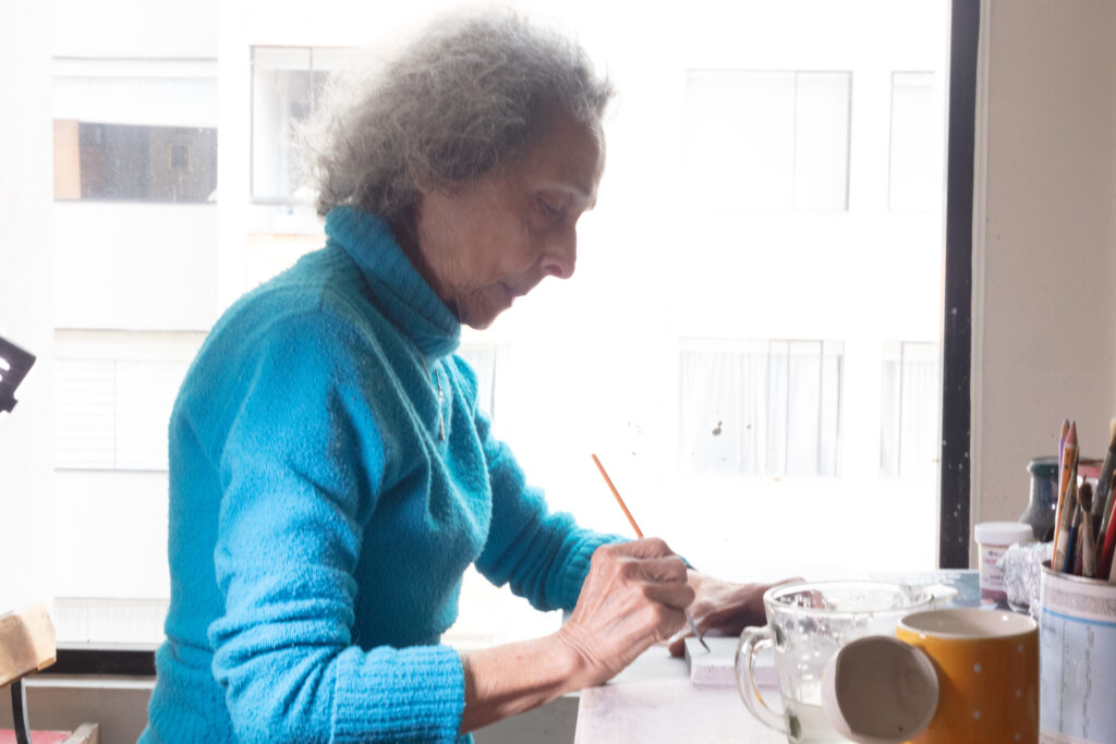 gladys trabajando en su taller ceramica home